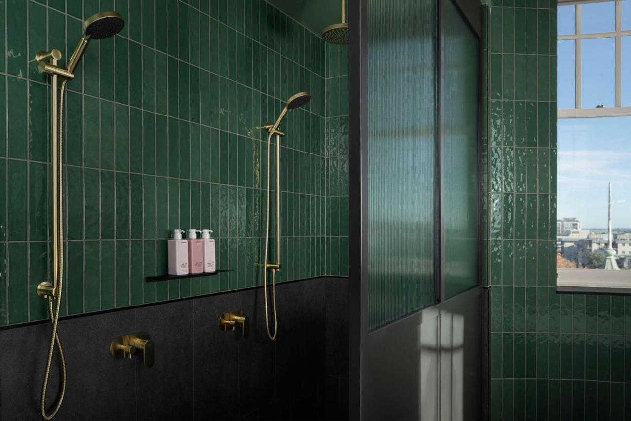 Qt Newcastle 호텔 외부 사진 Bathroom with shower
