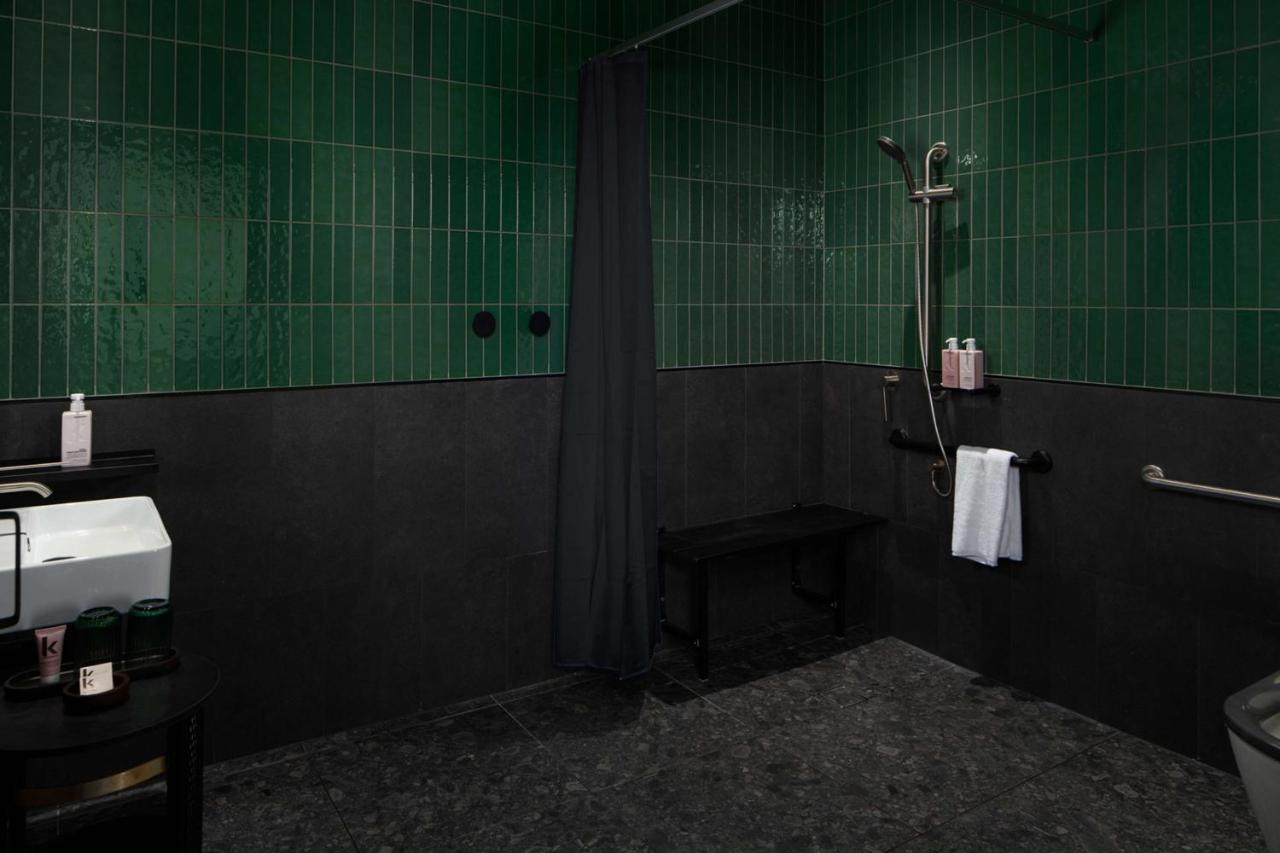 Qt Newcastle 호텔 외부 사진 A shower with a shower curtain