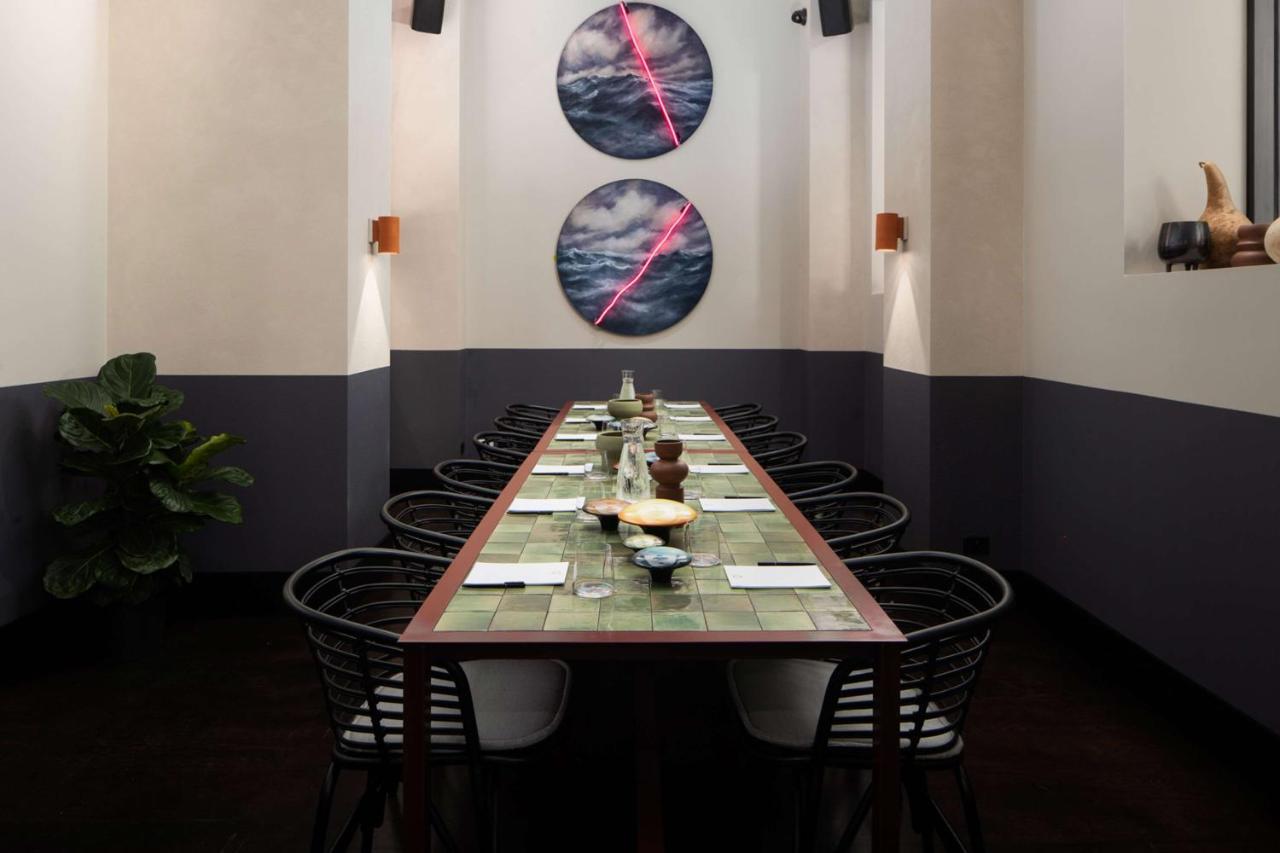 Qt Newcastle 호텔 외부 사진 The communal table at the restaurant
