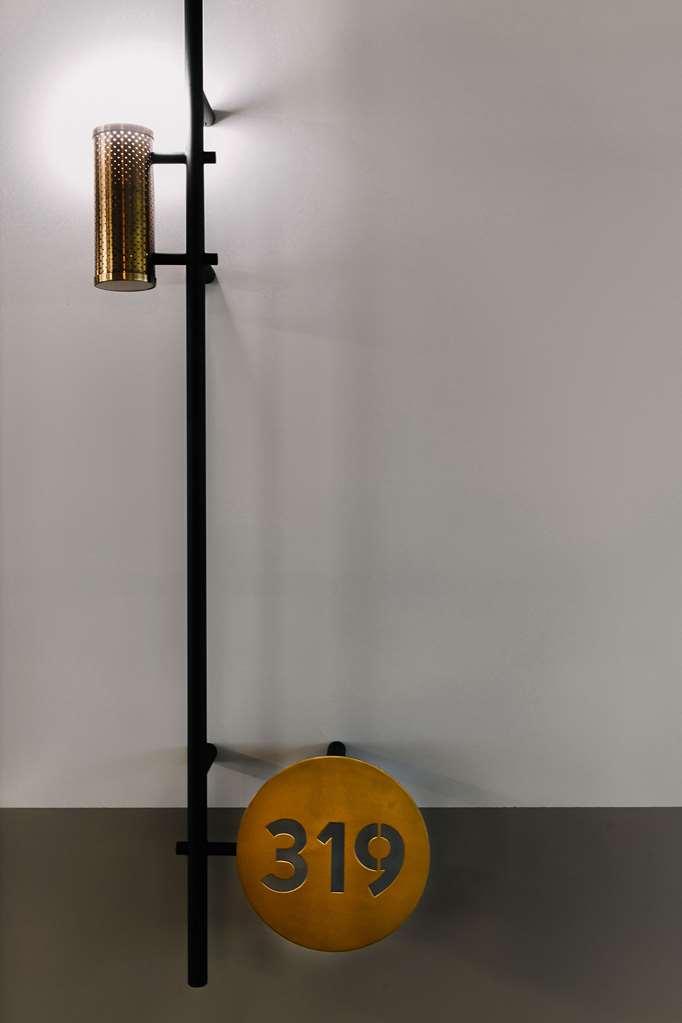 Qt Newcastle 호텔 객실 사진 A candle clock