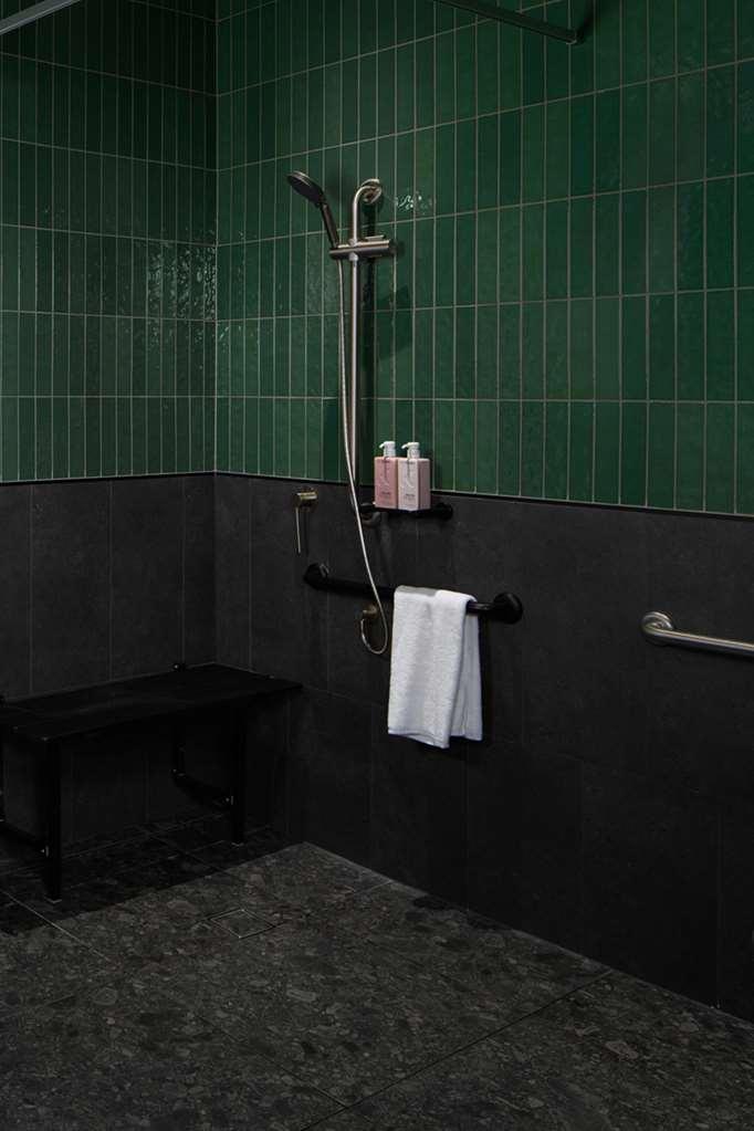 Qt Newcastle 호텔 외부 사진 A shower in a Japanese onsen