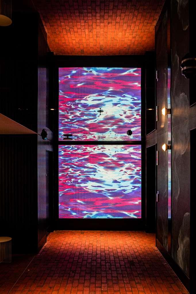 Qt Newcastle 호텔 내부 사진 The 10-metre-high (33 ft) glass wall in the foyer